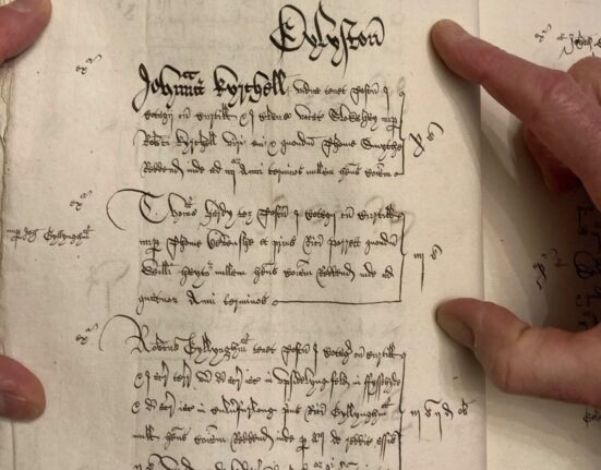 Milton Abbas manorial court record of 1527, held in Winchester College, mentioning Johanna Kyrchell. Handwritten Latin record from 1527 with the heading Elyston and an entry for Johanna Kyrchell, a finger pointing to the page